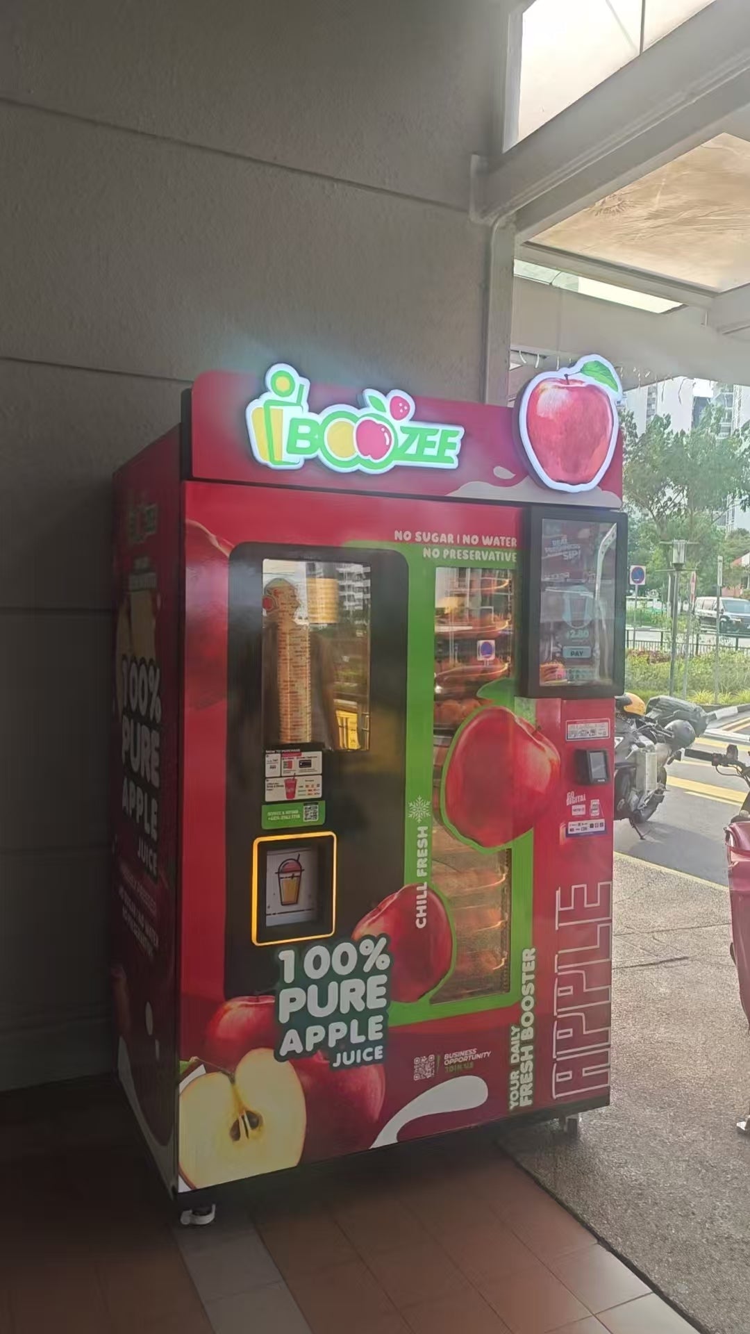 Fresh-Squeezed Juice Vending Machine — Refrigerated, Touchscreen