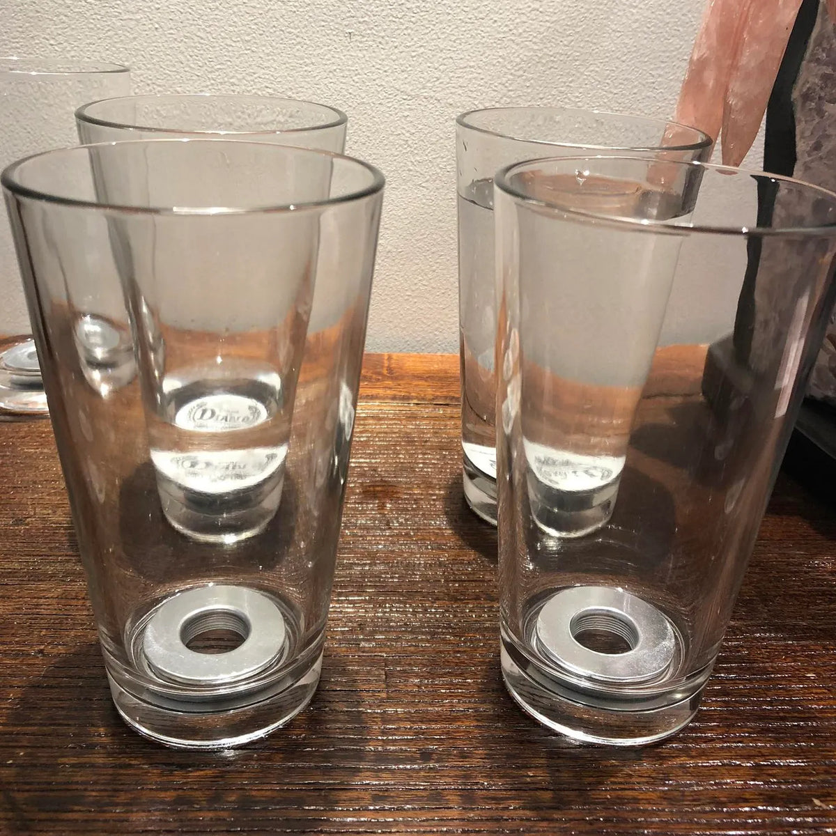 Magnetic-bottom beer glasses