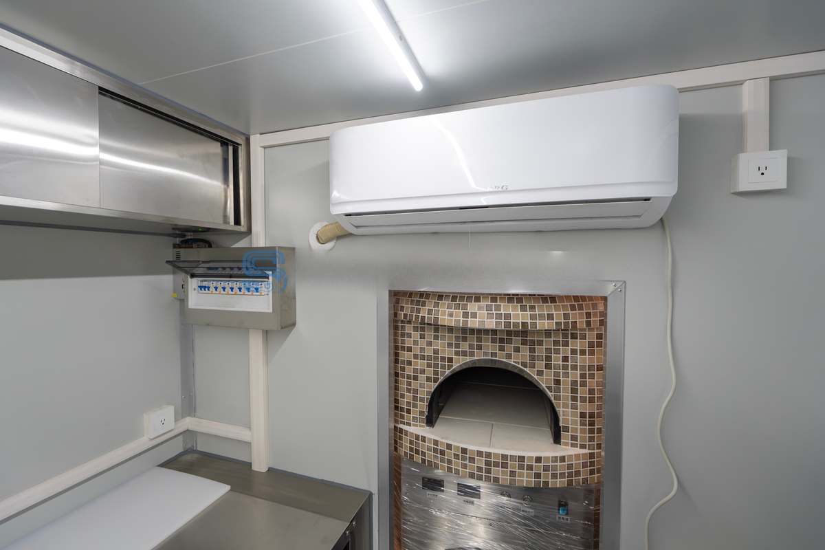 Mobile Wood-Fired Pizza Food Trailer — 5 m Concession Kitchen