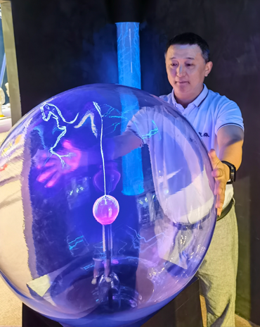 20-Inch Plasma Ball Lamp — Touch-Sensitive Lightning Globe