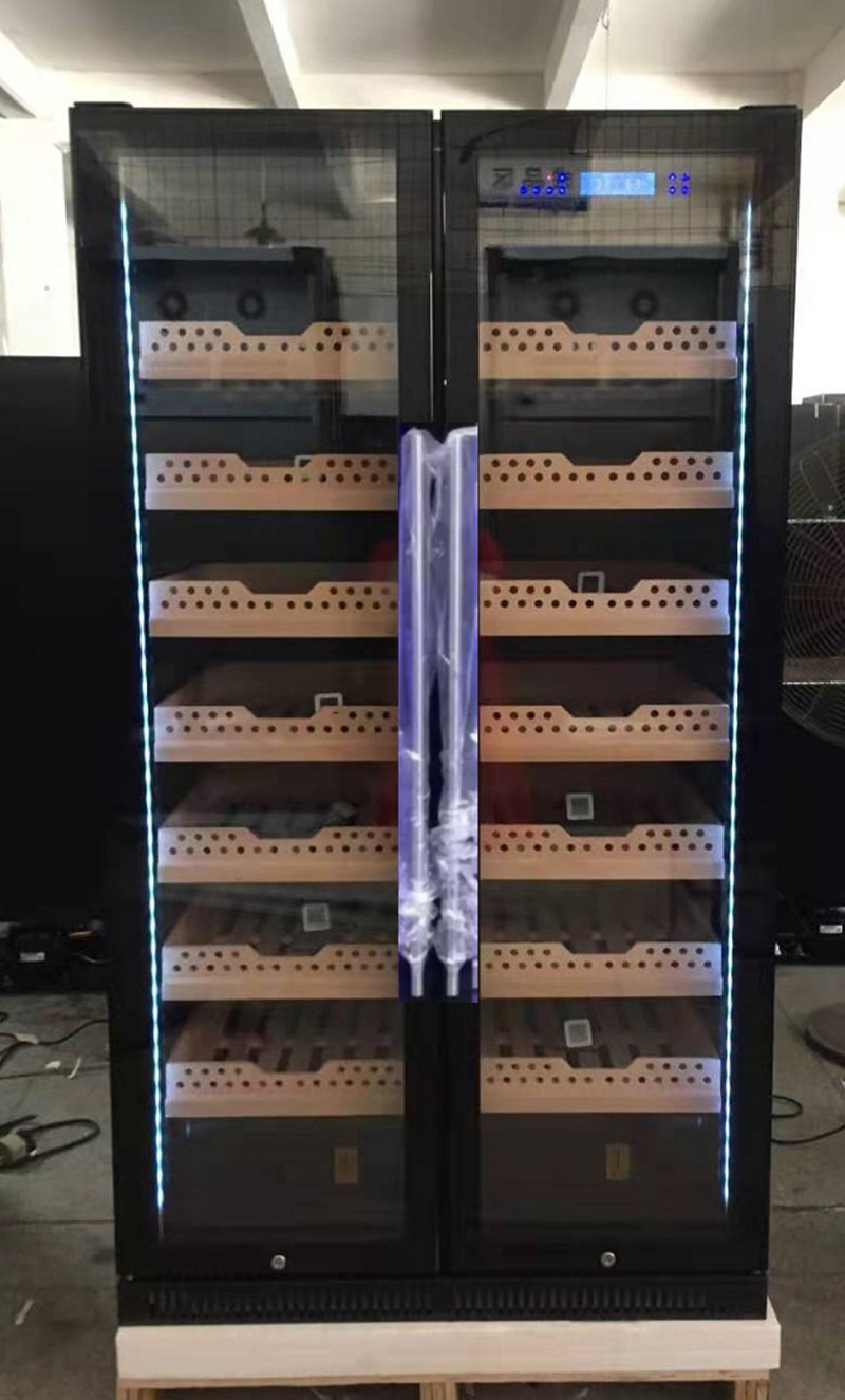 Armoire à cigares professionnelle à double porte vitrée — 3 800 cigares