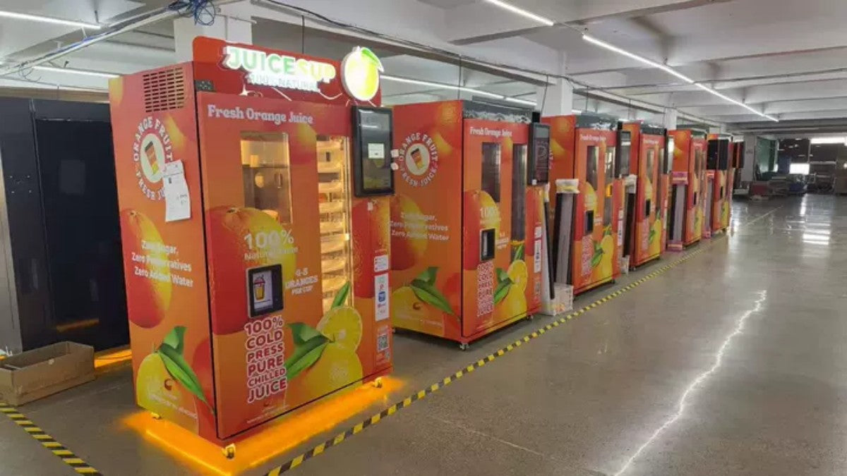 Automatic Fresh Orange Juice Vending Machine — Self-Cleaning, Refrigerated