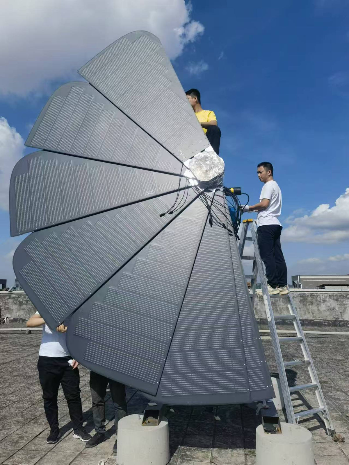 Smart Sunflower Solar Tracking System — MPPT, Battery & Inverter