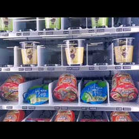 Vista previa del vídeo de Máquina expendedora comercial de café y snacks — pantalla táctil de 22"